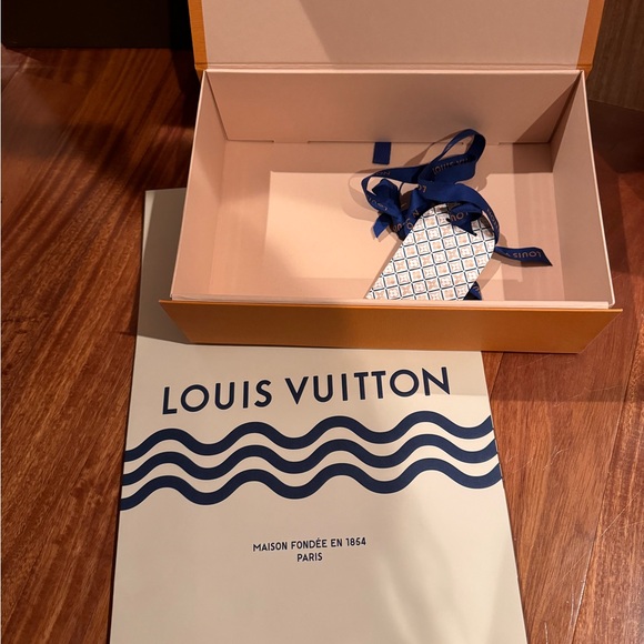 Louis Vuitton Box, bag, gifttag and ribbon - Picture 2 of 5